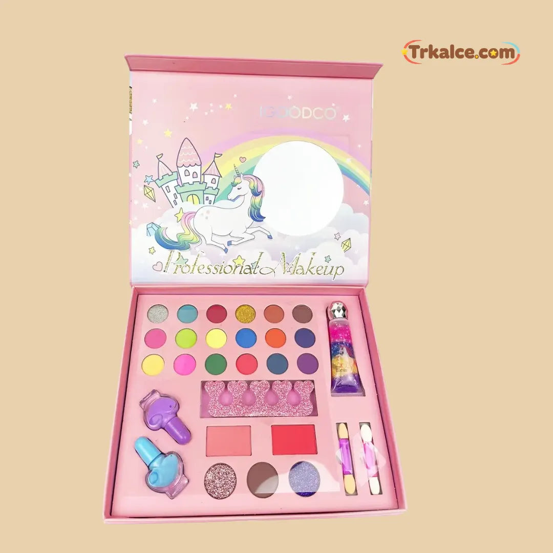 Сет за шминка и нокти во подарок кутија!